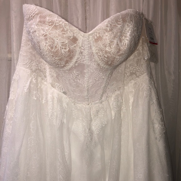 HOST PICK ✨ Floral Appliqué Corset Bodice Wedding Gown 🤍 - Picture 8 of 17